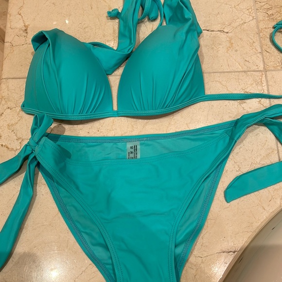 Brand new Swimming suit - Picture 4 of 5